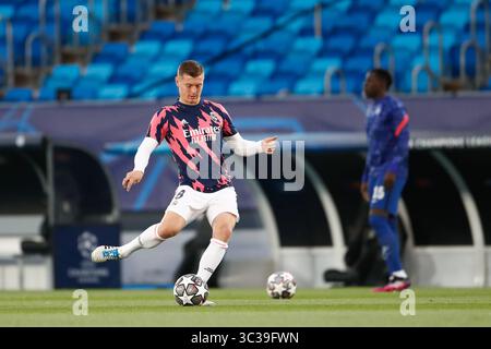 27. April 2021, VALDEBAS, MADRID, SPANIEN: Toni Kroos von Real Madrid wärmt sich während der UEFA Champions League auf, Halbfinale Leg zwei, Fußballspiel zwischen Real Madrid und Chelsea FC im Alfredo Di Stefano Stadion am 27. April 2021 in Valdebebas, Madrid, Spanien. (Bild: © Oscar J. Barroso/AFP7 via ZUMA Wire) Stockfoto
