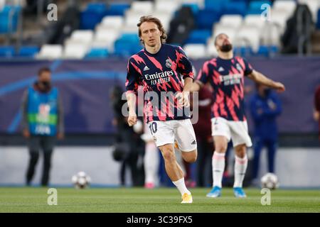 27. April 2021, VALDEBAS, MADRID, SPANIEN: Luka Modric von Real Madrid wärmt während der UEFA Champions League, Halbfinale Leg zwei, Fußballspiel zwischen Real Madrid und Chelsea FC im Alfredo Di Stefano Stadion am 27. April 2021 in Valdebebas, Madrid, Spanien auf. (Bild: © Oscar J. Barroso/AFP7 via ZUMA Wire) Stockfoto
