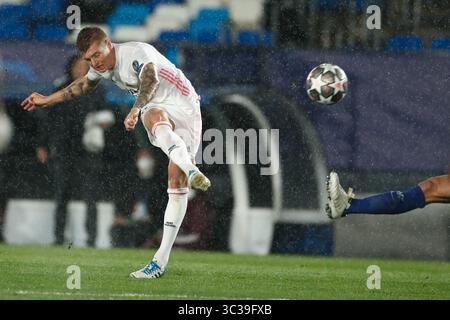 27. April 2021, Valdebebas, Madrid, Spanien: Toni Kroos von Real Madrid in Aktion während der UEFA Champions League, Halbfinale Leg zwei, Fußballspiel zwischen Real Madrid und Chelsea FC im Alfredo Di Stefano Stadion am 27. April 2021 in Valdebebas, Madrid, Spanien. (Bild: © Oscar J. Barroso/AFP7 via ZUMA Wire) Stockfoto