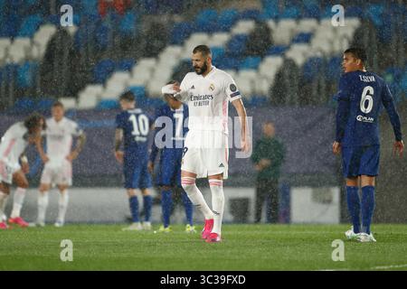 27. April 2021, VALDEBAS, MADRID, SPANIEN: Karim Benzema von Real Madrid Gesten während der UEFA Champions League, Halbfinale Leg zwei, Fußballspiel zwischen Real Madrid und Chelsea FC im Alfredo Di Stefano Stadion am 27. April 2021 in Valdebebas, Madrid, Spanien. (Bild: © Oscar J. Barroso/AFP7 via ZUMA Wire) Stockfoto