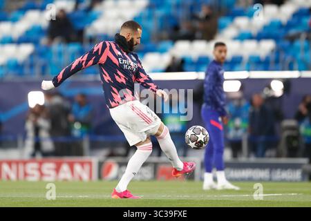 27. April 2021, VALDEBAS, MADRID, SPANIEN: Karim Benzema von Real Madrid wärmt sich während der UEFA Champions League, Halbfinale Leg zwei, Fußballspiel zwischen Real Madrid und Chelsea FC im Alfredo Di Stefano Stadion am 27. April 2021 in Valdebebas, Madrid, Spanien auf. (Bild: © Oscar J. Barroso/AFP7 via ZUMA Wire) Stockfoto