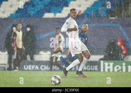 27. April 2021, VALDEBAS, MADRID, SPANIEN: EDEs Militao von Real Madrid in Aktion während der UEFA Champions League, Halbfinale Leg zwei, Fußballspiel zwischen Real Madrid und Chelsea FC im Alfredo Di Stefano Stadion am 27. April 2021 in Valdebebas, Madrid, Spanien. (Bild: © Oscar J. Barroso/AFP7 via ZUMA Wire) Stockfoto