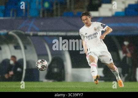 27. April 2021, VALDEBAS, MADRID, SPANIEN: Luka Modric von Real Madrid in Aktion während der UEFA Champions League, Halbfinale Leg zwei, Fußballspiel zwischen Real Madrid und Chelsea FC im Alfredo Di Stefano Stadion am 27. April 2021 in Valdebebas, Madrid, Spanien. (Bild: © Oscar J. Barroso/AFP7 via ZUMA Wire) Stockfoto