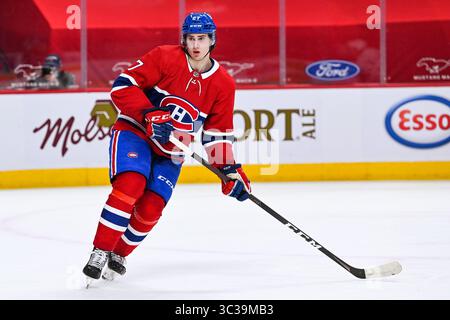 28. April 2021: Alexander Romanov (27), Verteidiger der Montreal Canadiens, verfolgt das Spiel während des Spiels der Toronto Maple Leafs gegen das Montreal Canadiens im Bell Centre in Montreal, Quebec. David Kirouac/CSM(Credit Image: &Copy; David Kirouac/CSM via ZUMA Wire) Stockfoto