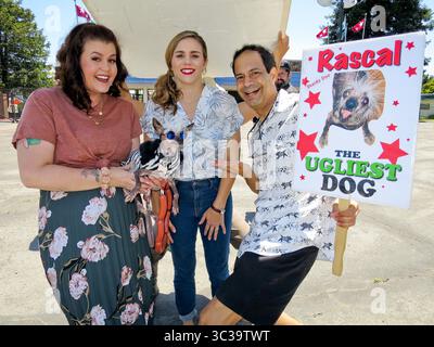 Juni 2019 - Petaluma, Kalifornien, USA - Stars der neuen Netflix Reality TV-Show basierend auf der Agentur Pets on Q, 'PET STARS' LtoR Gastgeber und Besitzer von 'Pets on Q', MELISSA MAY CURTIS, COLLEEN WILSON, mit Show Gästen, Schauspieler, DANE ANDREW & „RASCAL THE UGLIEST DOG“, der ein Rekord ist, der 8 Mal den hässlichsten Hund Champion und 2 Mal aktuellen Hässlichen Hund Champion verschiedener Hässlichen Hund Wettbewerbe aufnimmt, nahm am World's Ugliest Dog Contest Teil, der während der Sonoma Marin Fair auf dem Messegelände stattfand. Rascal der hässlichste Hund zusammen mit seinem Schauspieler, Meister, Dane Andrew, der in seinem Rekord 43. Jahr beim Wettbewerb steht, h Stockfoto