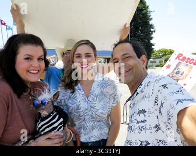 Juni 2019 - Petaluma, Kalifornien, USA - Stars der neuen Netflix Reality TV-Show basierend auf der Agentur Pets on Q, 'PET STARS' LtoR Gastgeber und Besitzer von 'Pets on Q', MELISSA MAY CURTIS, COLLEEN WILSON, mit Show Gästen, Schauspieler, DANE ANDREW & „RASCAL THE UGLIEST DOG“, der ein Rekord ist, der 8 Mal den hässlichsten Hund Champion und 2 Mal aktuellen Hässlichen Hund Champion verschiedener Hässlichen Hund Wettbewerbe aufnimmt, nahm am World's Ugliest Dog Contest Teil, der während der Sonoma Marin Fair auf dem Messegelände stattfand. Rascal der hässlichste Hund zusammen mit seinem Schauspieler, Meister, Dane Andrew, der in seinem Rekord 43. Jahr beim Wettbewerb steht, h Stockfoto