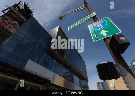 29. April 2021, Seattle, Washington, USA: Ein Schild weist den Verkehr auf die I-5 entlang der Ostfassade des am Donnerstag, 29. April 2021 im Bau befindlichen Erweiterungsprojekts des Washington State Convention Center. Das Summit Building, eine 1,2 Millionen Quadratmeter große Erweiterung des bestehenden Kongresszentrums, wird voraussichtlich 2022 fertiggestellt. (Foto: © Paul Christian Gordon/ZUMA Wire) Stockfoto