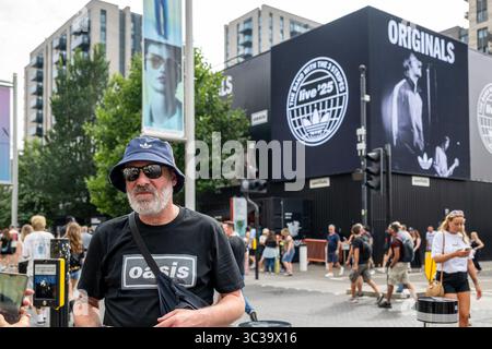 London, Großbritannien. 25. Juli 2025. Fans kommen heute Abend zum Oasis-Konzert im Wembley Stadium, das erste Mal, dass die Band seit 16 Jahren in der Hauptstadt spielt. Die Band spielt sieben Termine von Juli bis September im Wembley Stadium als Teil ihrer Live ’25 Tour, mit der letzten Show am 28. September. Quelle: Stephen Chung / Alamy Live News Stockfoto