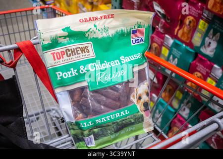 Los Angeles, Kalifornien, Vereinigte Staaten - 23. 01. 2020: Eine Ansicht einer Tüte mit Top Chews Hundeschlitten im Korb eines Einkaufswagens im Laden. Stockfoto