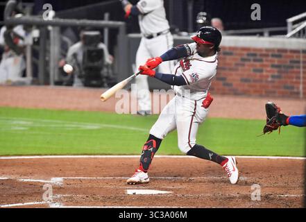 29. April 2021: Ozzie Albies, Infield-Spieler der Atlanta Braves, schlägt im vierten Inning eines MLB-Spiels gegen die Chicago Cubs im Truist Park in Atlanta, GA, ein Doppelspiel. Austin McAfee/CSM(Kreditbild: &Copy; Austin McAfee/CSM via ZUMA Wire) Stockfoto