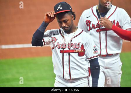 29. April 2021: Atlanta Braves Infield-Spielerin Ozzie Albies geht zurück zum Dugout am Ende des achten Inning eines MLB-Spiels gegen die Chicago Cubs im Truist Park in Atlanta, GA. Austin McAfee/CSM(Kreditbild: &Copy; Austin McAfee/CSM via ZUMA Wire) Stockfoto