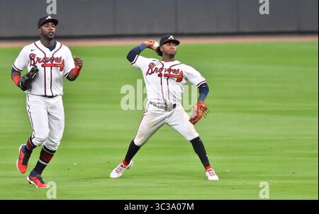 29. April 2021: Ozzie Albies, Infield-Spieler der Atlanta Braves, macht beim fünften Inning eines MLB-Spiels gegen die Chicago Cubs im Truist Park in Atlanta, GA, einen Wurf zur ersten Base. Austin McAfee/CSM(Kreditbild: &Copy; Austin McAfee/CSM via ZUMA Wire) Stockfoto