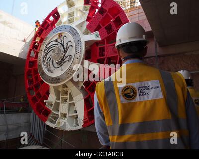 30. April 2021, Lima, Lima, Peru: Mitarbeiter von Lima Metro beaufsichtigen die Installation des rotierenden Schneidkopfes der Bohrmaschine. Der gigantische Apparat wird 27 Kilometer durch die Stadt graben, von Osten nach Westen. (Bild: © Carlos Garcia Granthon/ZUMA Wire) Stockfoto