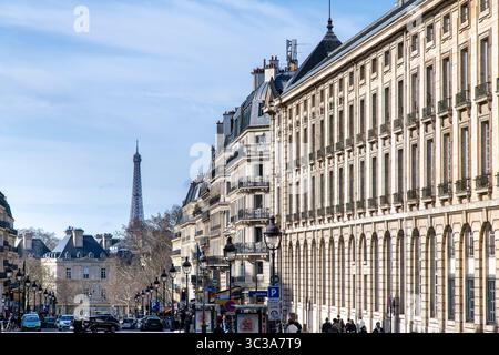 Paris, Frankreich-23. Februar 2025; Rue Soufflot in der Nähe des Pantheons mit charakteristischen Gebäuden und dem Eiffelturm im Hintergrund Stockfoto