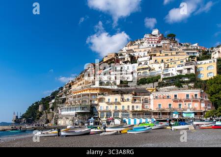 Positano, Italien-5. November 2024; Panoramablick über den Strand der Stadt entlang der Amalfiküste (Provinz Salerno) mit steilem Hügel mit Gebäuden Stockfoto