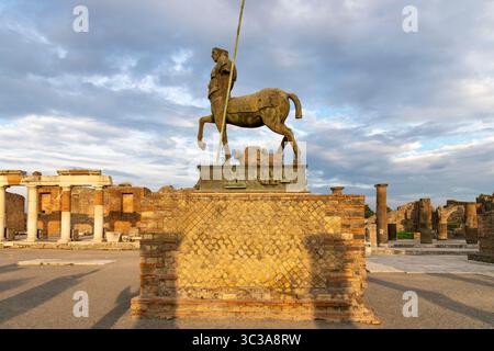 Pompeji, Kampanien, Italien-7. November 2024; Skulptur Centauro von Igor Mitoraj auf dem Forum in Pompeji, das das römische Leben unter der Asche weitgehend erhalten hat Stockfoto
