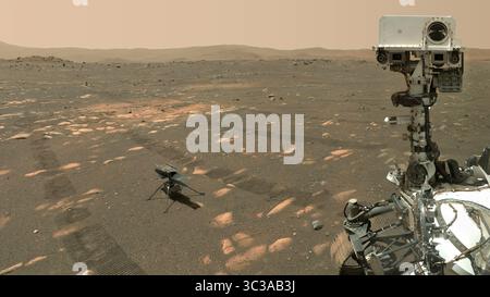 6. April 2021 - Mars Surface - NASA's Perseverance Mars rover machte ein Selfie mit dem Ingenuity Hubschrauber, der hier etwa 3,9 Meter vom rover entfernt zu sehen ist. Auf diesem Bild, das am 6. April 2021, dem 46. Marstag, aufgenommen wurde. oder sol, der Mission der WATSON-Kamera (Weitwinkel Topographic Sensor for Operations and Engineering) auf dem SHERLOC-Instrument (Scannen habitabler Umgebungen mit Raman und Lumineszenz für organische und chemische Stoffe), das sich am Ende des langen Roboterarms des rovers befindet. (Bild: © NASA/JPL-Caltec/ZUMA Wire/ZUMAPRESS.com) Stockfoto
