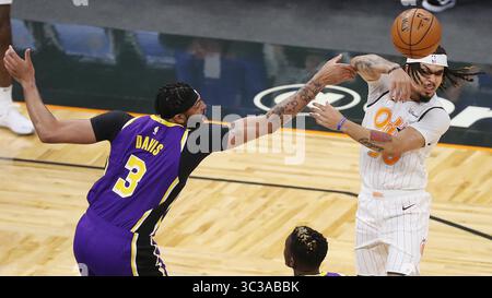 27. April 2021: Der Orlando Magic Guard Cole Anthony (50) wird am Montag Abend, den 26. April 2021, im Amway Center in Orlando, Florida, mit dem Los Angeles Lakers-Großmann Anthony Davis konfrontiert. (Kreditbild: © TNS via ZUMA Wire) Stockfoto