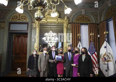 Mai 2021, Washington, District of Columbia, USA: US-Vizepräsidentin Kamala Harris, rechts posiert für ein Foto nach einer Vereidigung von Bill Nelson, ehemaliger demokratischer Senator aus Florida und Administrator der NASA (NASA), zweiter von rechts, neben Nelson, von links, aktueller Kandidat für den stellvertretenden NASA-Administrator Pam Melroy, ehemaliger NASA-Administrator unter Obama-Biden Charlie Bolden, sein Sohn Bill Nelson Jr., seine Tochter Nan Ellen Nelson, ehemaliger NASA-Administrator Jim Bridenstine, virtuell von einem Laptop aus. und seine Frau, Grace Nelson in, hol Stockfoto