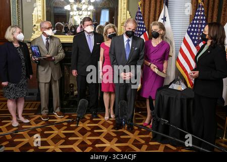 3. Mai 2021, Washington, District of Columbia, USA: US-Vizepräsident Kamala Harris, rechts, hört Bill Nelson, ehemaliger demokratischer Senator aus Florida und Administrator der NASA, zweiter von rechts, nach einer Vereidigung zu. Neben Nelson von links, dem derzeitigen Kandidaten für den stellvertretenden NASA-Administrator Pam Melroy, dem ehemaligen NASA-Administrator unter Obama-Biden Charlie Bolden, seinem Sohn Bill Nelson Jr., seiner Tochter Nan Ellen Nelson, dem ehemaligen NASA-Administrator Jim Bridenstine, virtuell von einem Laptop aus, und seiner Frau Grace Nelson, Holdin Stockfoto