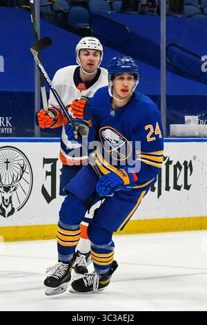 3. Mai 2021: Buffalo Sabres Zentrum Dylan Cozens (24) während der ersten Spielzeit. Die Buffalo Sabres besiegten die New York Islanders 4-2 in einem NHL-Matchup im KeyBank Center in Buffalo, NY. Foto von Alan Schwartz/CSM (Kreditbild: &Copy; Alan Schwartz/CSM via ZUMA Wire) Stockfoto