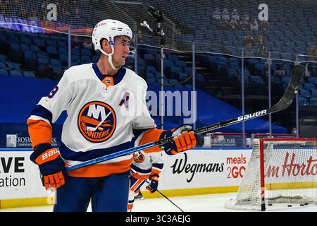 3. Mai 2021: New York Islanders Center Brock Nelson während der Vorspielaufwärmphase. Die Buffalo Sabres besiegten die New York Islanders 4-2 in einem NHL-Matchup im KeyBank Center in Buffalo, NY. Foto von Alan Schwartz/CSM (Kreditbild: &Copy; Alan Schwartz/CSM via ZUMA Wire) Stockfoto