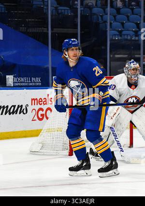 3. Mai 2021: Buffalo Sabres Center Cody Eakin (20) beobachtet den Puck während der dritten Spielperiode. Die Buffalo Sabres besiegten die New York Islanders 4-2 in einem NHL-Matchup im KeyBank Center in Buffalo, NY. Foto von Alan Schwartz/CSM (Kreditbild: &Copy; Alan Schwartz/CSM via ZUMA Wire) Stockfoto