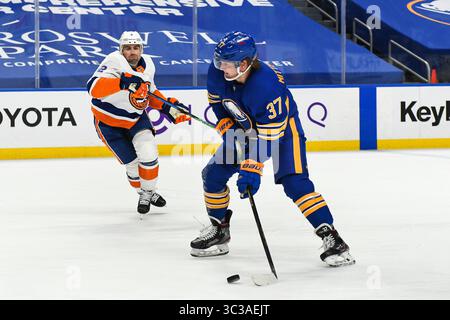 3. Mai 2021: Buffalo Sabres Center Casey Mittelstadt (37) übergibt den Puck während der dritten Spielperiode. Die Buffalo Sabres besiegten die New York Islanders 4-2 in einem NHL-Matchup im KeyBank Center in Buffalo, NY. Foto von Alan Schwartz/CSM (Kreditbild: &Copy; Alan Schwartz/CSM via ZUMA Wire) Stockfoto