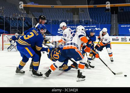 3. Mai 2021: Cody Eakin (20) fällt in der zweiten Spielperiode. Die Buffalo Sabres besiegten die New York Islanders 4-2 in einem NHL-Matchup im KeyBank Center in Buffalo, NY. Foto von Alan Schwartz/CSM (Kreditbild: &Copy; Alan Schwartz/CSM via ZUMA Wire) Stockfoto