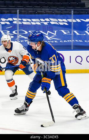 3. Mai 2021: Das Zentrum von Buffalo Sabres Casey Mittelstadt (37) will den Puck in der dritten Spielperiode passieren. Die Buffalo Sabres besiegten die New York Islanders 4-2 in einem NHL-Matchup im KeyBank Center in Buffalo, NY. Foto von Alan Schwartz/CSM (Kreditbild: &Copy; Alan Schwartz/CSM via ZUMA Wire) Stockfoto