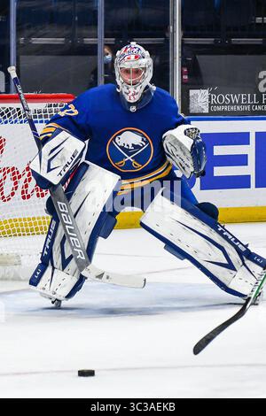 3. Mai 2021: Buffalo Sabres Torwart Michael Houser (32) sieht den Puck während der zweiten Spielperiode. Die Buffalo Sabres besiegten die New York Islanders 4-2 in einem NHL-Matchup im KeyBank Center in Buffalo, NY. Foto von Alan Schwartz/CSM (Kreditbild: &Copy; Alan Schwartz/CSM via ZUMA Wire) Stockfoto