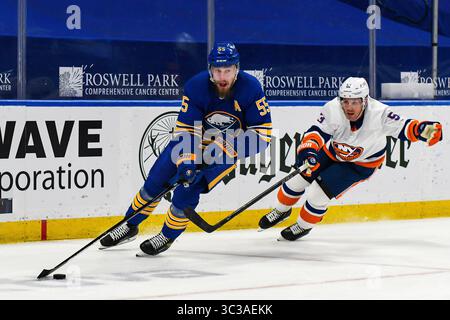 3. Mai 2021: Buffalo Sabres Verteidiger Rasmus Ristolainen (55) und New York Islanders Casey Cizikas (53) skaten für den Puck während der zweiten Spielzeit. Die Buffalo Sabres besiegten die New York Islanders 4-2 in einem NHL-Matchup im KeyBank Center in Buffalo, NY. Foto von Alan Schwartz/CSM (Kreditbild: &Copy; Alan Schwartz/CSM via ZUMA Wire) Stockfoto