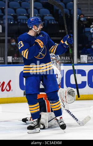3. Mai 2021: Der rechte Flügel von Buffalo Sabres Sam Reinhart (23) erhält in der dritten Spielperiode eine Punktzahl. Die Buffalo Sabres besiegten die New York Islanders 4-2 in einem NHL-Matchup im KeyBank Center in Buffalo, NY. Foto von Alan Schwartz/CSM (Kreditbild: &Copy; Alan Schwartz/CSM via ZUMA Wire) Stockfoto