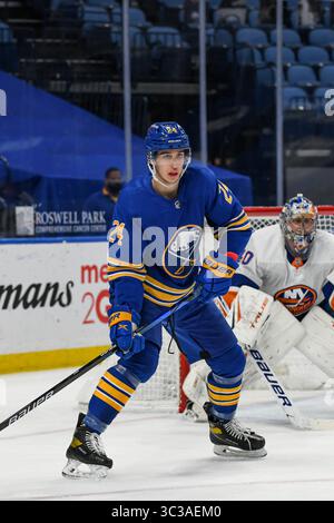 3. Mai 2021: Buffalo Sabres Zentrum Dylan Cozens (24) während der ersten Spielzeit. Die Buffalo Sabres besiegten die New York Islanders 4-2 in einem NHL-Matchup im KeyBank Center in Buffalo, NY. Foto von Alan Schwartz/CSM (Kreditbild: &Copy; Alan Schwartz/CSM via ZUMA Wire) Stockfoto