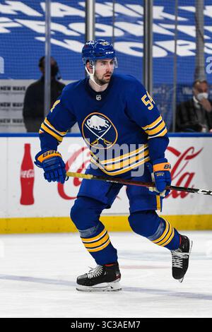 3. Mai 2021: Buffalo Sabres Defenseman Mattias Samuelsson (54) in der zweiten Spielperiode. Die Buffalo Sabres besiegten die New York Islanders 4-2 in einem NHL-Matchup im KeyBank Center in Buffalo, NY. Foto von Alan Schwartz/CSM (Kreditbild: &Copy; Alan Schwartz/CSM via ZUMA Wire) Stockfoto