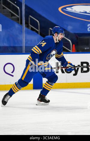 3. Mai 2021: Buffalo Sabres Defenseman Mattias Samuelsson (54) in der zweiten Spielperiode. Die Buffalo Sabres besiegten die New York Islanders 4-2 in einem NHL-Matchup im KeyBank Center in Buffalo, NY. Foto von Alan Schwartz/CSM (Kreditbild: &Copy; Alan Schwartz/CSM via ZUMA Wire) Stockfoto
