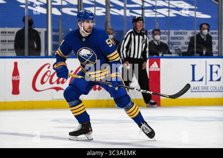 3. Mai 2021: Buffalo Sabres Verteidiger Mattias Samuelsson (54) bewegt sich in der zweiten Spielperiode auf den Puck zu. Die Buffalo Sabres besiegten die New York Islanders 4-2 in einem NHL-Matchup im KeyBank Center in Buffalo, NY. Foto von Alan Schwartz/CSM (Kreditbild: &Copy; Alan Schwartz/CSM via ZUMA Wire) Stockfoto