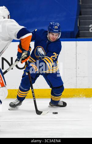 3. Mai 2021: Buffalo Sabres Zentrum Arttu Ruotsalainen (25) kontrolliert den Puck während der dritten Spielperiode. Die Buffalo Sabres besiegten die New York Islanders 4-2 in einem NHL-Matchup im KeyBank Center in Buffalo, NY. Foto von Alan Schwartz/CSM (Kreditbild: &Copy; Alan Schwartz/CSM via ZUMA Wire) Stockfoto