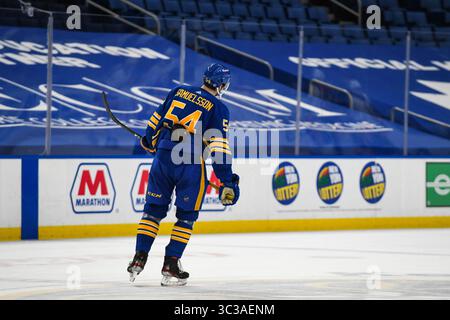 3. Mai 2021: Buffalo Sabres Defenseman Mattias Samuelsson (54) am Ende der zweiten Spielperiode. Die Buffalo Sabres besiegten die New York Islanders 4-2 in einem NHL-Matchup im KeyBank Center in Buffalo, NY. Foto von Alan Schwartz/CSM (Kreditbild: &Copy; Alan Schwartz/CSM via ZUMA Wire) Stockfoto