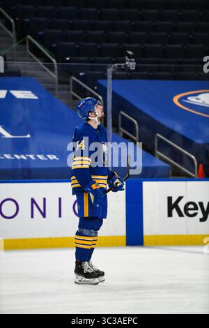 3. Mai 2021: Mattias Samuelsson (54), der Buffalo Sabres Defenseman, sieht das vorherige Stück in der zweiten Spielperiode. Die Buffalo Sabres besiegten die New York Islanders 4-2 in einem NHL-Matchup im KeyBank Center in Buffalo, NY. Foto von Alan Schwartz/CSM (Kreditbild: &Copy; Alan Schwartz/CSM via ZUMA Wire) Stockfoto