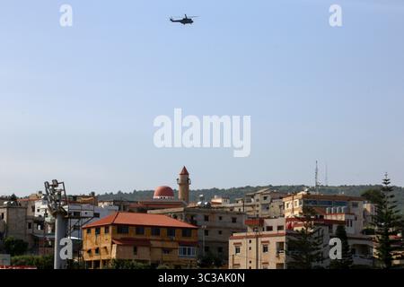 Mai 2021, München, Bayern, Deutschland: NAQOURA, LEBNON - MAI 04: UN-Friedenstruppen und libanesische Soldaten stehen auf einer Straße, die zu einem UN-Posten entlang der Grenze führt, der als Ras Naqoura bekannt ist, wo sich die libanesische und die israelische Delegation am 4. Mai 2021 in Naqoura, Libanon, treffen. (Kreditbild: © Ali Allouch/ATPImages via ZUMA Wire) Stockfoto