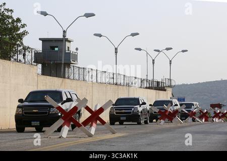 Mai 2021, München, Bayern, Deutschland: NAQOURA, LEBNON - MAI 04: UN-Friedenstruppen und libanesische Soldaten stehen auf einer Straße, die zu einem UN-Posten entlang der Grenze führt, der als Ras Naqoura bekannt ist, wo sich die libanesische und die israelische Delegation am 4. Mai 2021 in Naqoura, Libanon, treffen. (Kreditbild: © Ali Allouch/ATPImages via ZUMA Wire) Stockfoto