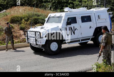 Mai 2021, München, Bayern, Deutschland: NAQOURA, LEBNON - MAI 04: UN-Friedenstruppen und libanesische Soldaten stehen auf einer Straße, die zu einem UN-Posten entlang der Grenze führt, der als Ras Naqoura bekannt ist, wo sich die libanesische und die israelische Delegation am 4. Mai 2021 in Naqoura, Libanon, treffen. (Kreditbild: © Ali Allouch/ATPImages via ZUMA Wire) Stockfoto