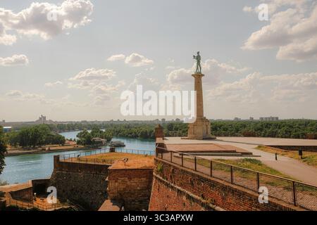 Panoramablick auf das Victor Monument in Belgrad, Serbien, mit Blick auf den Zusammenfluss von Save und Donau an einem sonnigen Tag Stockfoto
