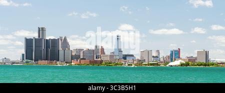 Die Skyline von Downtown Detroit, fotografiert von Windsor Ontario, aufgenommen als Panorama. Juni 2025. Stockfoto