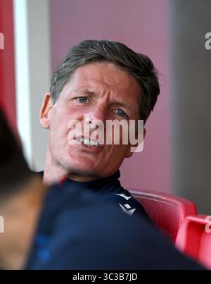 Crawley UK 25. Juli 2025 - Crystal Palace Manager Oliver Glasner vor dem Fußballspiel zwischen Crawley Town und Crystal Palace im Broadfield Stadium in Crawley: Credit Simon Dack /TPI/ Alamy Live News Stockfoto