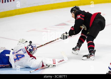 5. Mai 2021: Der Torhüter Jake Allen (34) der Montreal Canadiens spielt im kanadischen Tire Centre in Ottawa (Kanada) gegen die Ottawa Senators Connor Brown (28). Daniel Lea/CSM.(Kreditbild: &Copy; Daniel Lea/CSM via ZUMA Wire) Stockfoto