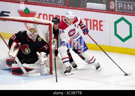 5. Mai 2021: Montreal Canadiens Corey Perry (94) kontrolliert den Puck, während er die Ottawa-Senatoren Jacob Bernard-Docker (48) verdrängt. Ottawa Senators Torhüter Anton Forsberg (31) sieht beim NHL-Spiel zwischen den Montreal Canadiens und den Ottawa Senators im Canadian Tire Centre in Ottawa an. Daniel Lea/CSM.(Kreditbild: &Copy; Daniel Lea/CSM via ZUMA Wire) Stockfoto