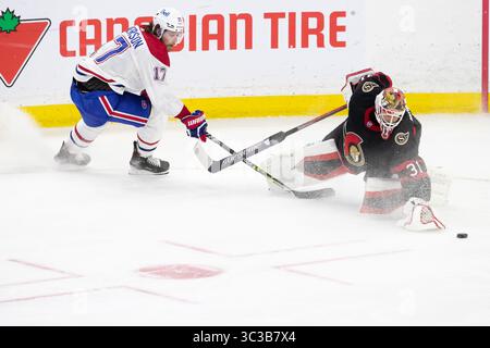 5. Mai 2021: Ottawa Senators Torhüter Anton Forsberg (31), der aus seinem Netz geschnappt wurde, greift verzweifelt nach dem Puck gegen Montreal Canadiens Josh Anderson (17) während des NHL-Spiels zwischen den Montreal Canadiens und den Ottawa Senators im Canadian Tire Centre in Ottawa, Kanada. Daniel Lea/CSM.(Kreditbild: &Copy; Daniel Lea/CSM via ZUMA Wire) Stockfoto