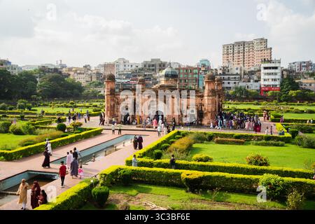 Das Lalbagh Fort in Dhaka, Bangladesch, ist ein majestätisches Gebäude aus der Mogulzeit, das sich inmitten üppiger grüner Gärten und reflektierender Pools befindet, mit dem modernen Stadtbild Stockfoto